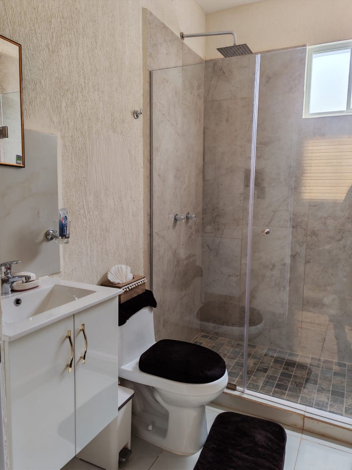 Baño completo con azulejo cerámico liso, escusado y lavabo blanco