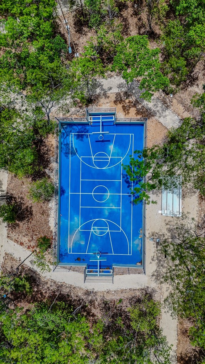 Cancha deportiva multidisciplinaria en Aura Nova