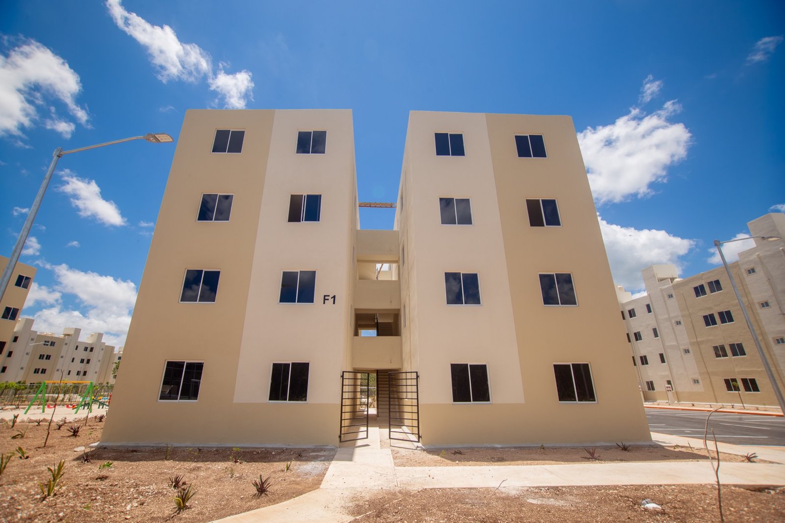Fachada del desarrollo Aura Nova en Playa del Carmen