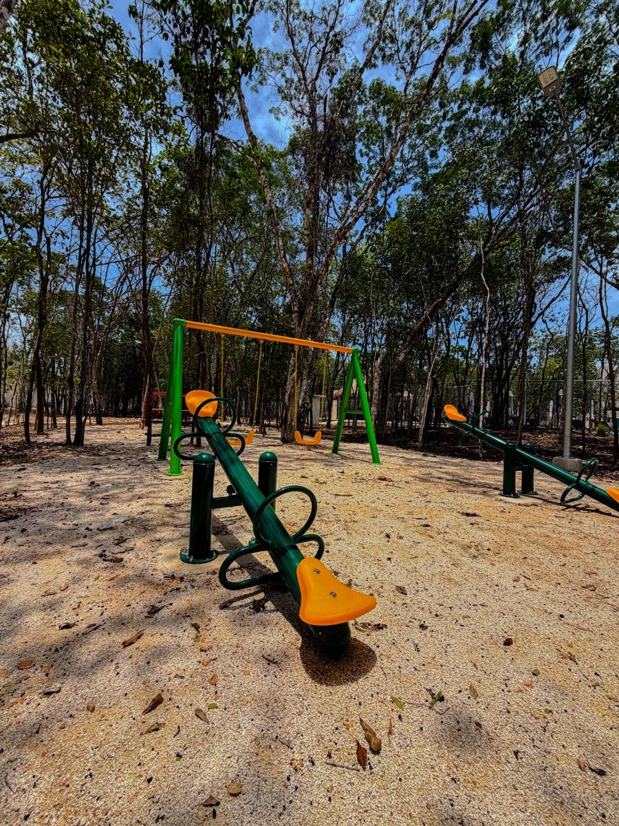Área de juegos infantiles protegida para niños en Aura Nova
